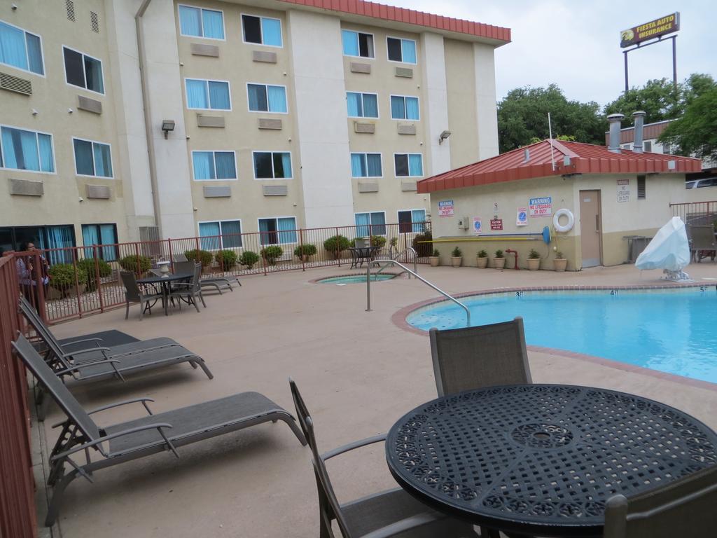 Super 8 By Wyndham Austin North/University Area Exterior photo